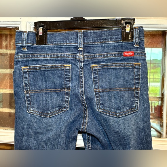 Wrangler Youth Boys 12 regular. Has adjustable elastic waist band. Some fraying - Picture 8 of 10